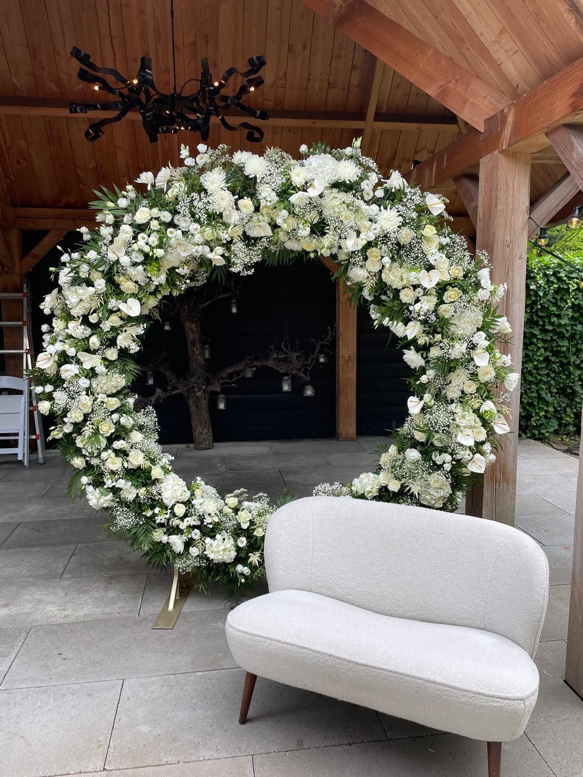Backdrop Circle of Love Goud huren bij Je Grote Dag