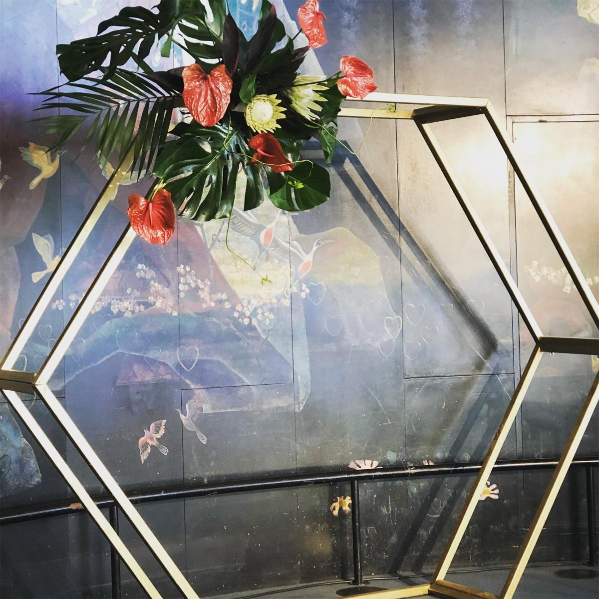 Backdrop Hexagon Goud huren bij Je Grote Dag
