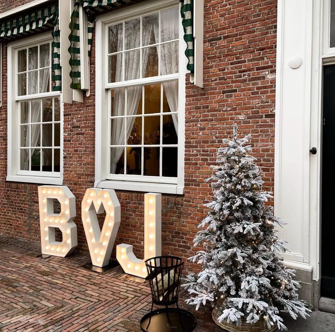 Initialen lichtletters huren bij Je Grote Dag