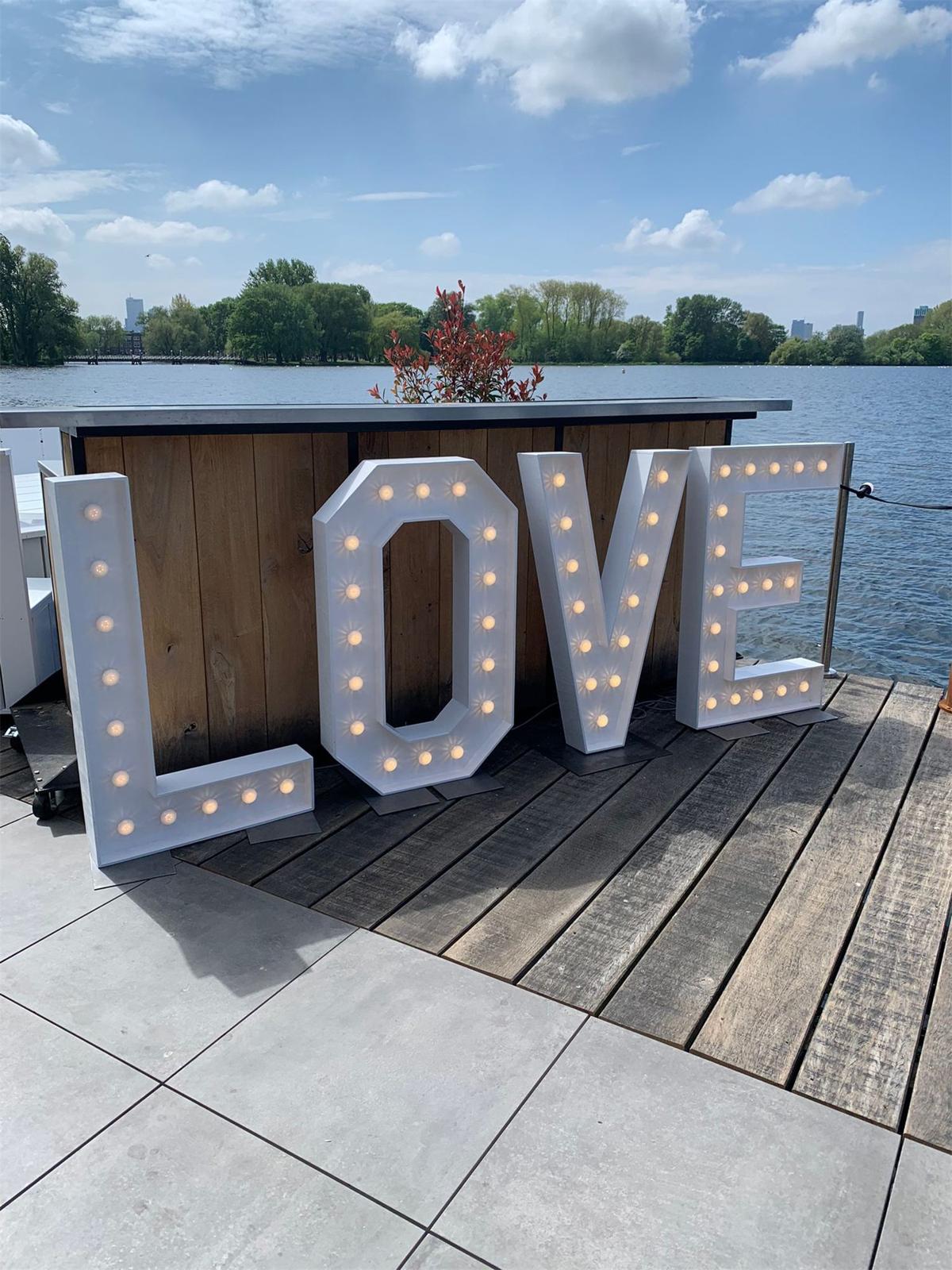 Marquee Letters 'LOVE' Wit huren bij Je Grote Dag