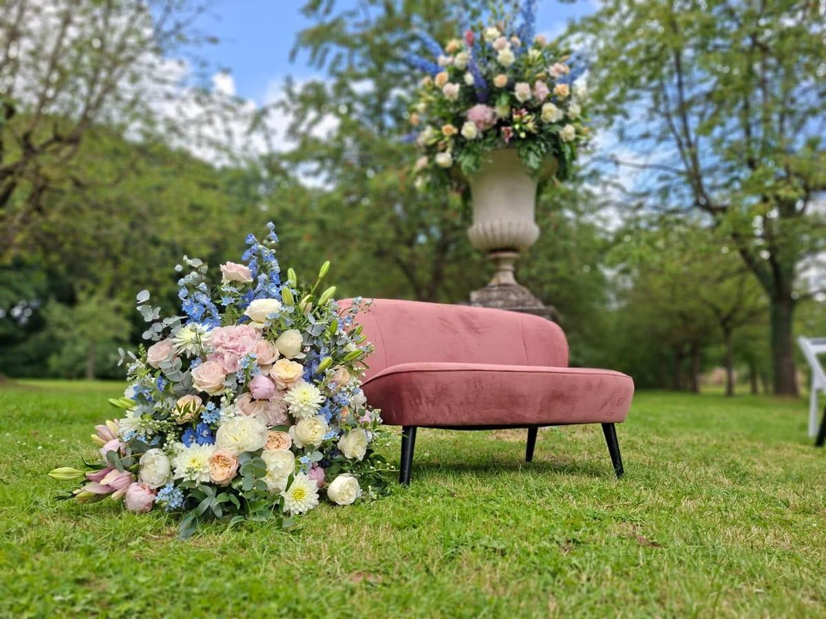 Fluwelen oud roze trouwbankje huren bij Je Grote Dag