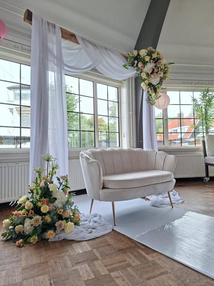 Wit fluwelen trouwbankje huren bij Je Grote Dag – foto 2