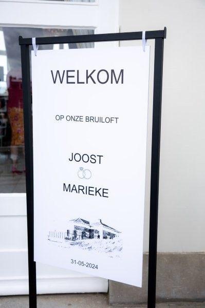 Welkomstbord zwart frame huren bij Je Grote Dag